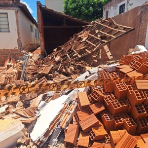 Desabamento em obra no centro de Martinópolis deixa trabalhador ferido